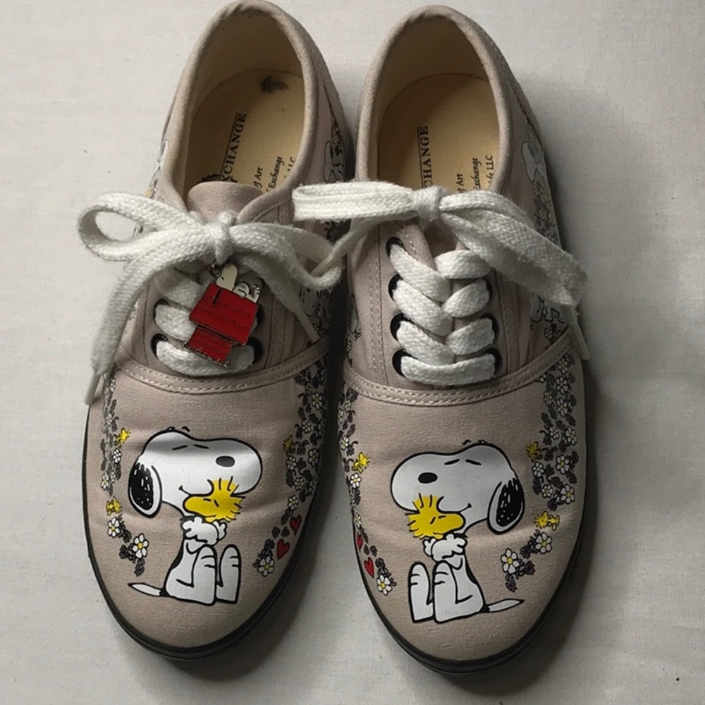 Bradford Exchange Peanuts Snoopy Character Sneakers - Cream Women’s Size 6.5